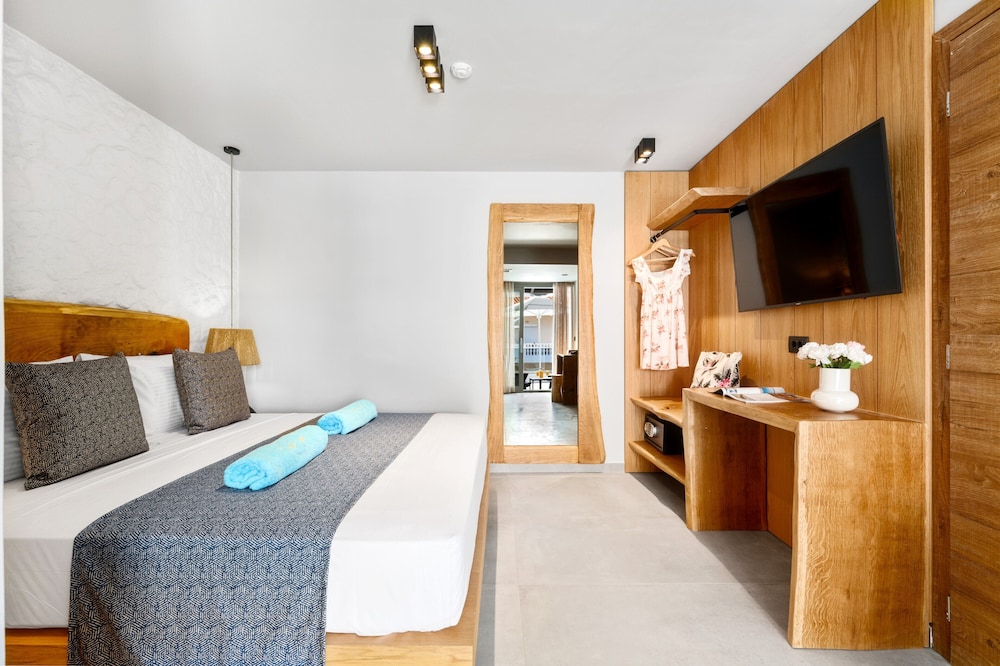 Emily's Luxury Suites 5★ - Image 18