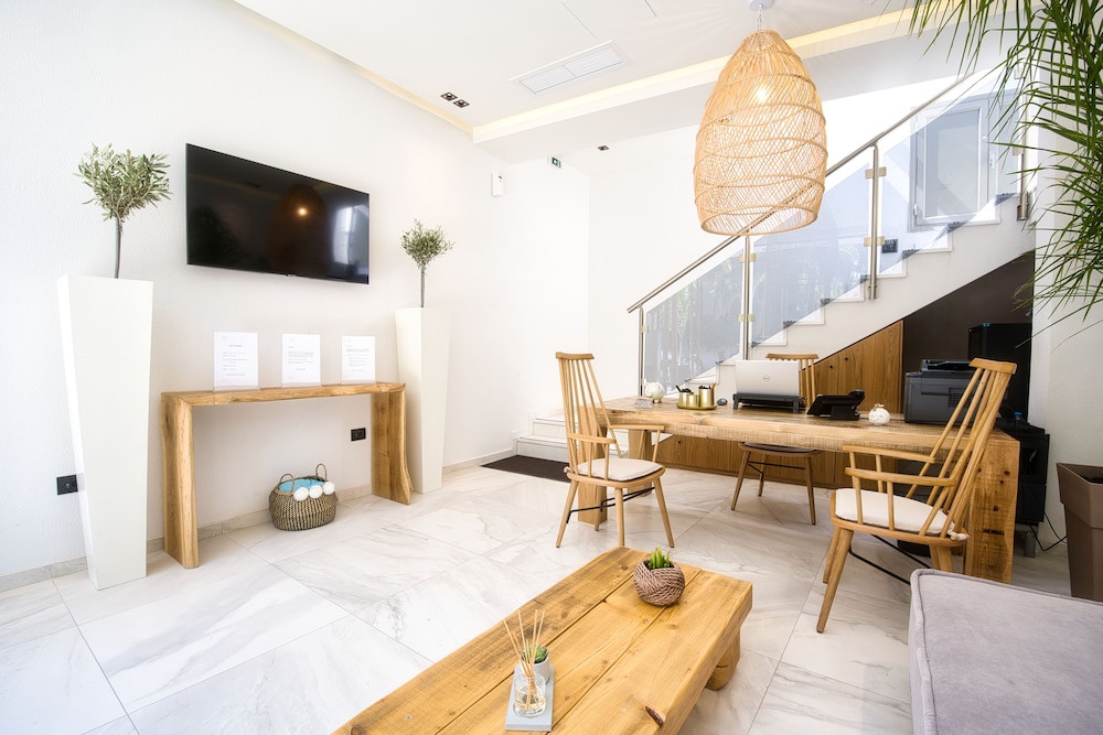 Emily's Luxury Suites 5★ - Image 3